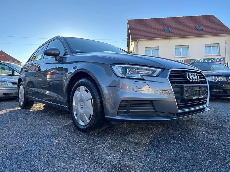 Grau Gebraucht 2018 Audi A3 Limousine | 16.790 € (Guter Preis) - Bild 1/4