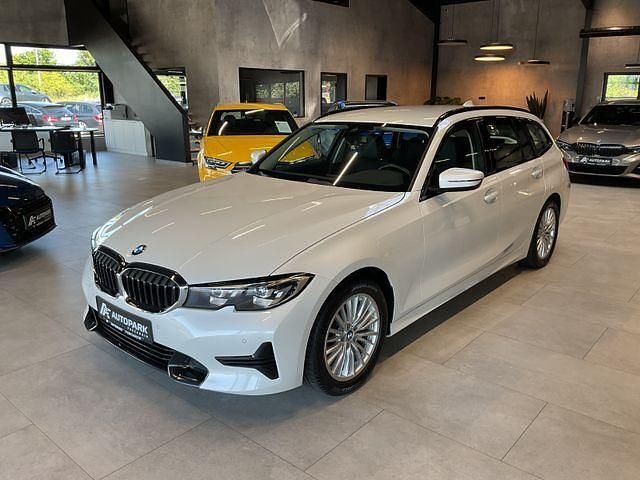Mineralweiss metallic Gebraucht 2022 BMW 320 Sport Line Kombi | 26.980 € (Guter Preis) - Bild 1/4