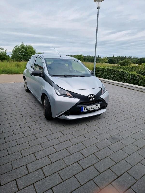 Silber Gebraucht 2017 Toyota Aygo X-wave Kleinwagen | 6.250 € (Guter Preis) - Bild 1/4