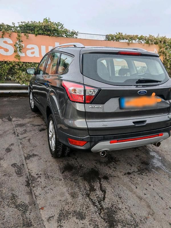 Gebraucht Ford Kuga 150 PS (110 kW) 2017 Grün SUV