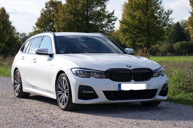 Weiß Gebraucht 2021 BMW 320 M Sport Kombi | 27.995 € (Guter Preis) - Bild 1/4