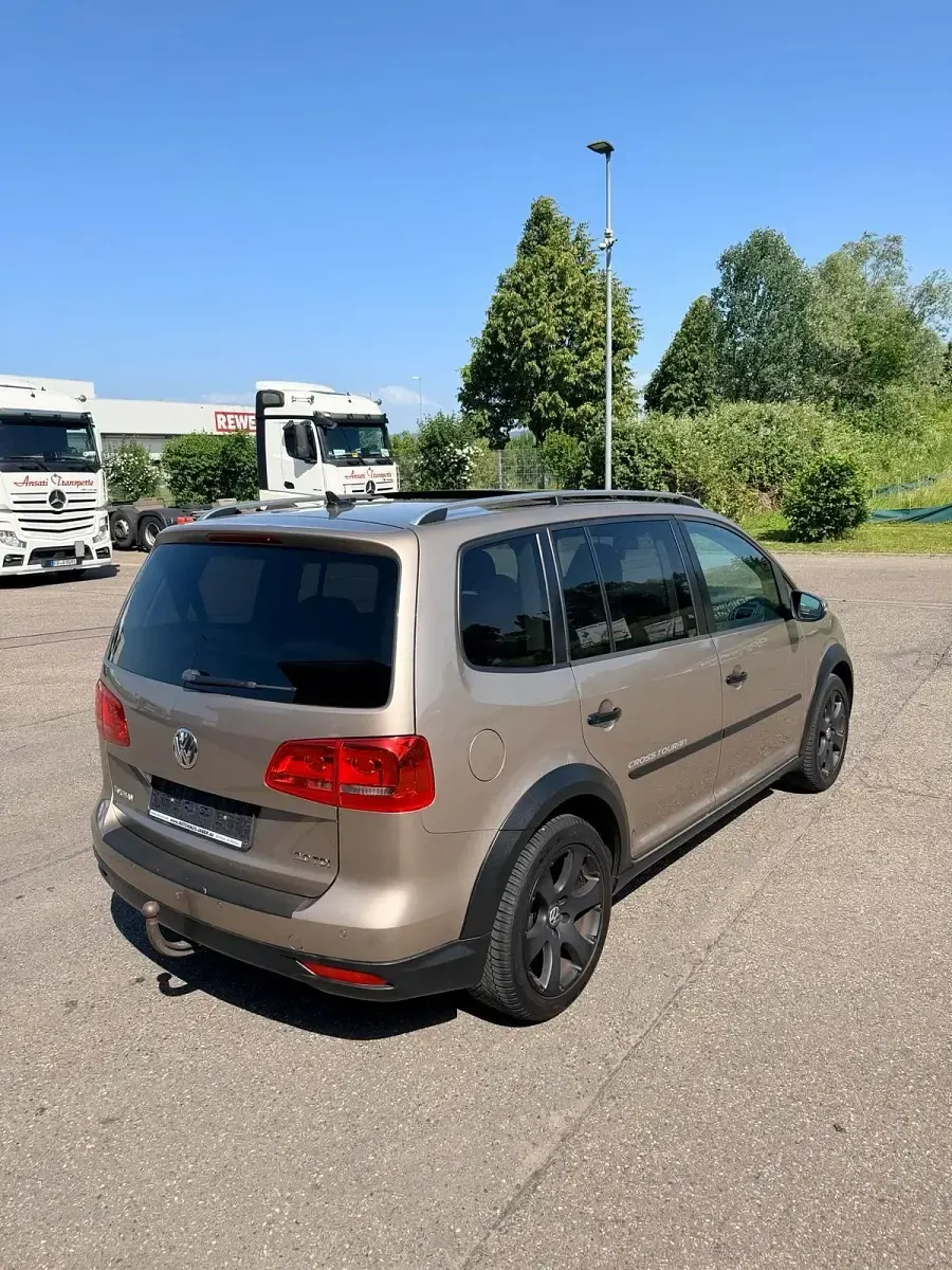 Używany VW Touran Cross Edition 140 KM (102 kW) 2012 Złoty Minivan