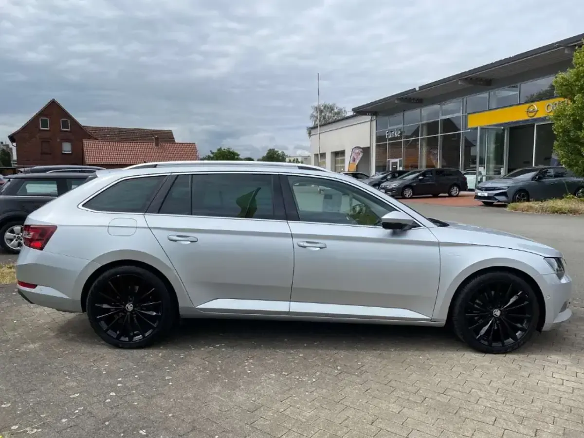 Gebraucht Skoda Superb LAURIN & KLEMENT 220 PS (161 kW) 2018 Brilliantsilber metallic Kombi