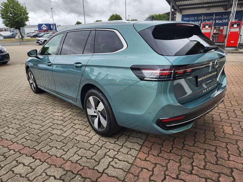 Gebraucht VW Passat Elegance 150 PS (110 kW) 2024 Maripositgrün metallic Kombi