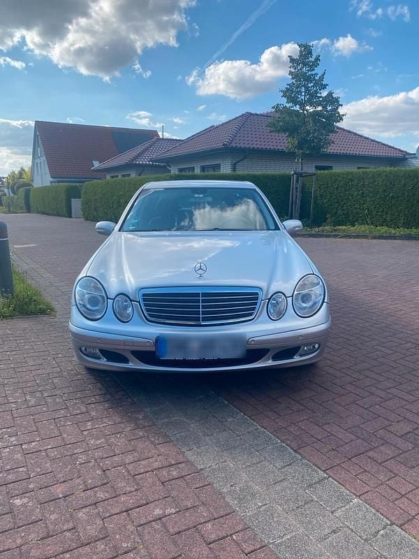 Silber Gebraucht 2006 Mercedes E220 Limousine | 4.500 € (Guter Preis) - Bild 1/4