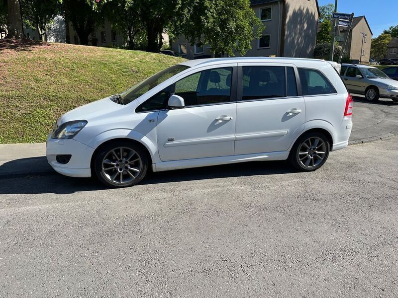 Weiß Gebraucht 2011 Opel Zafira OPC Van / Kleinbus | 3.700 € (Fairer Preis) - Bild 1/4