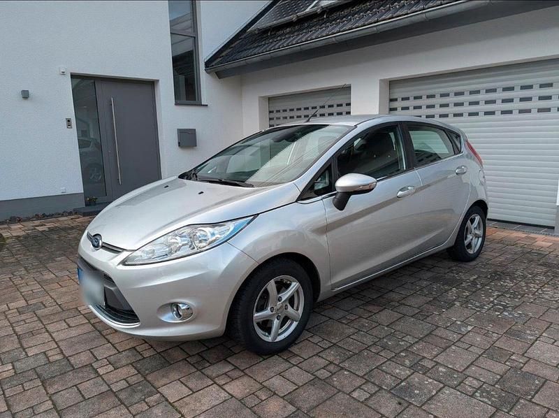 Gebraucht Ford Fiesta Titanium 80 PS (58 kW) 2012 Silber Kleinwagen