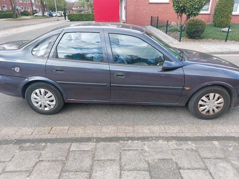 Usata Opel Vectra 1996 Viola Berlina