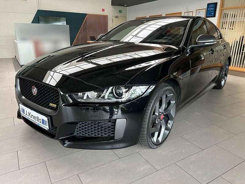Santorini black Gebraucht 2018 Jaguar XE Limousine | 16.950 € - Bild 1/4