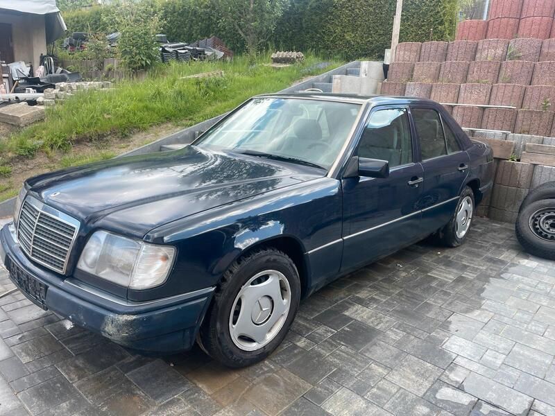 Blau Gebraucht 1995 Mercedes E200 Limousine | 1.100 € - Bild 1/4