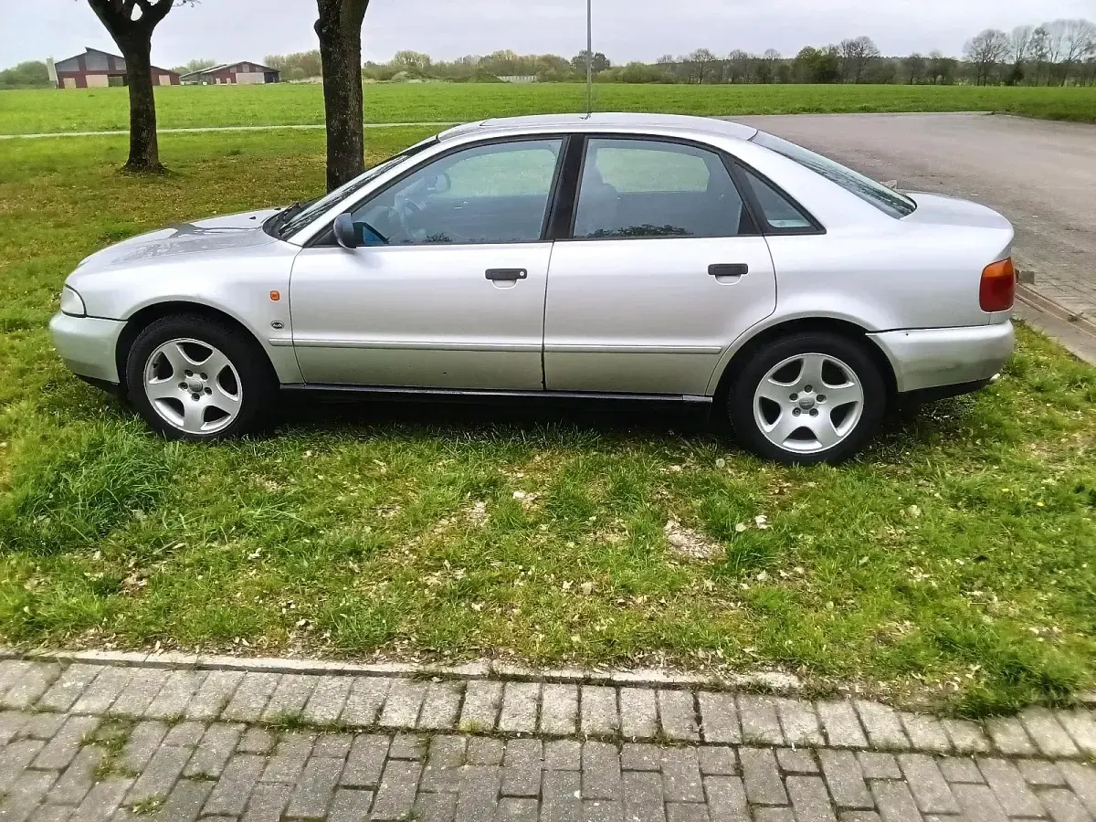 Second-hand Audi A4 125 CP (91 kW) 1997 Argintiu Berlinǎ