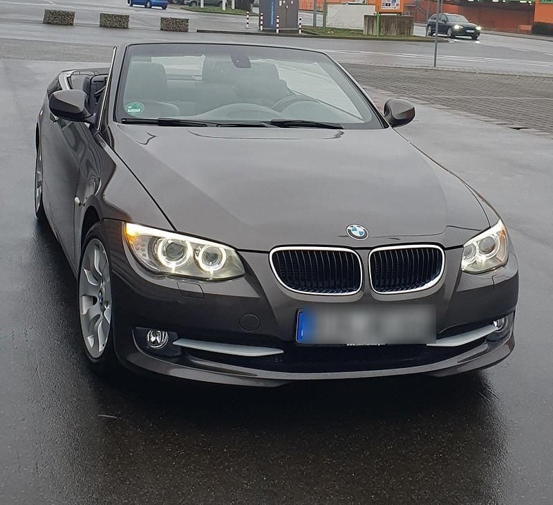 Braun Gebraucht 2011 BMW 320 Cabriolet Sport Line Cabrio | 12.800 € (Etwas zu teuer) - Bild 1/4