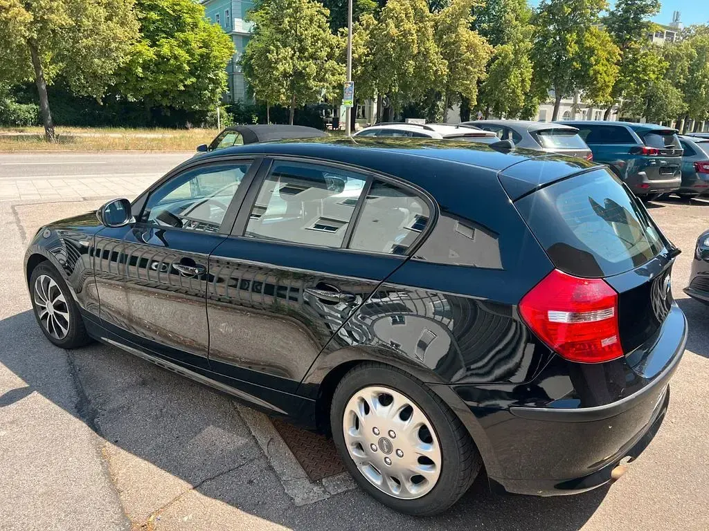Gebraucht BMW 116 122 PS (89 kW) 2010 Schwarz Kleinwagen