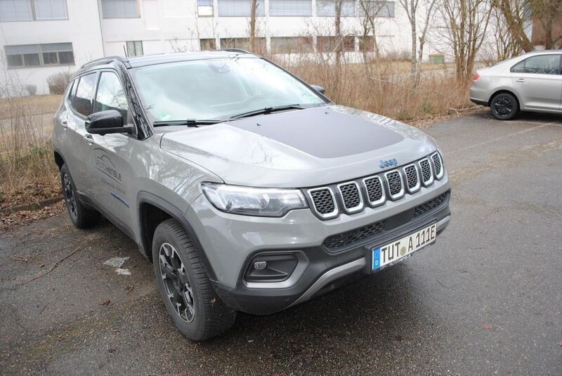 Stinggray clear coat (grau) Gebraucht 2023 Jeep Compass SUV | 39.980 € - Bild 1/4