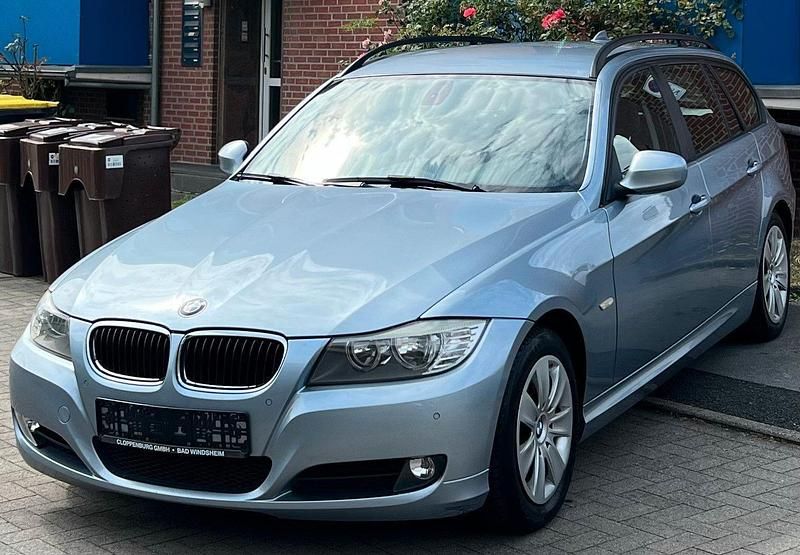 Bluewater metallic Gebraucht 2010 BMW 318 Comfort Edition Kombi | 4.950 € (Guter Preis) - Bild 1/4