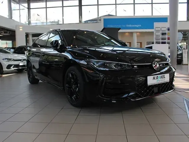 Gebraucht VW Passat R-line 150 PS (110 kW) 2026 Schwarz Kombi