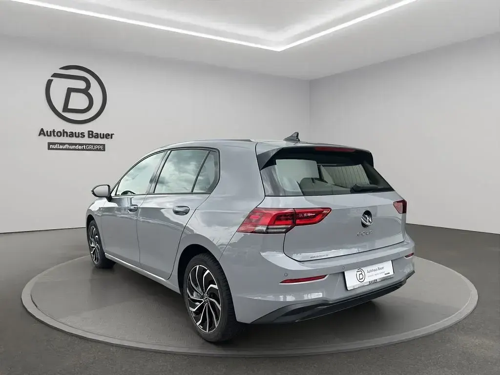 Gebraucht VW Golf VIII Life 110 PS (80 kW) 2024 Grau Limousine