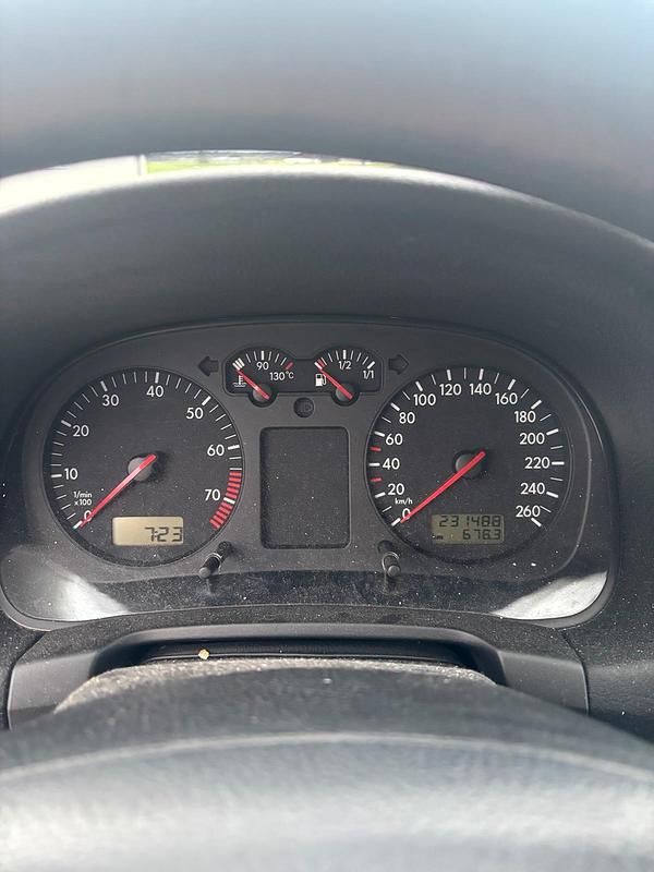 Grau Gebraucht 1999 VW Golf IV Kleinwagen | 1.300 € (Fairer Preis) - Bild 1/4