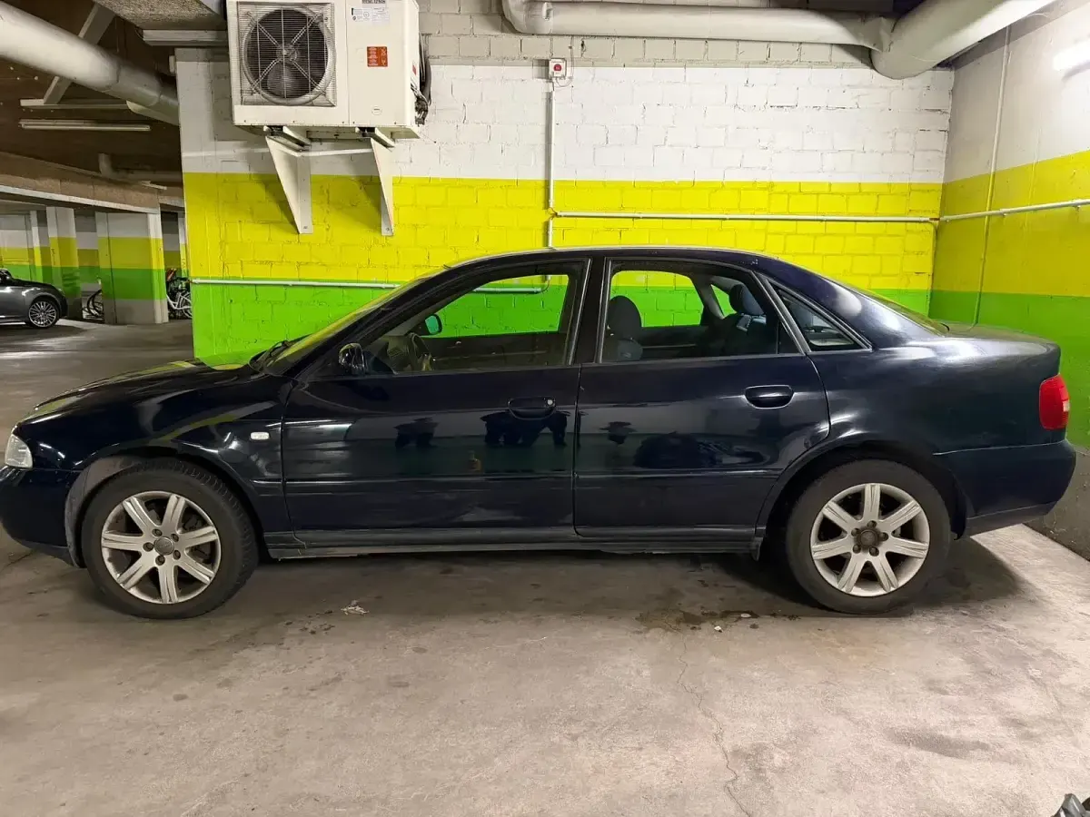 Gebraucht Audi A4 125 PS (91 kW) 1999 Blau Limousine