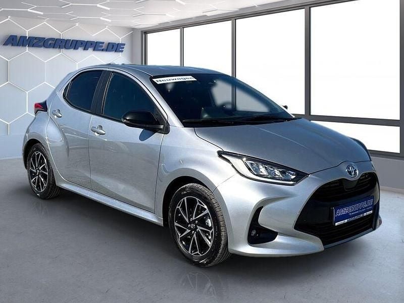 Gebraucht Toyota Yaris Hybrid 93 PS (68 kW) 2024 Shimmering silber met Kleinwagen