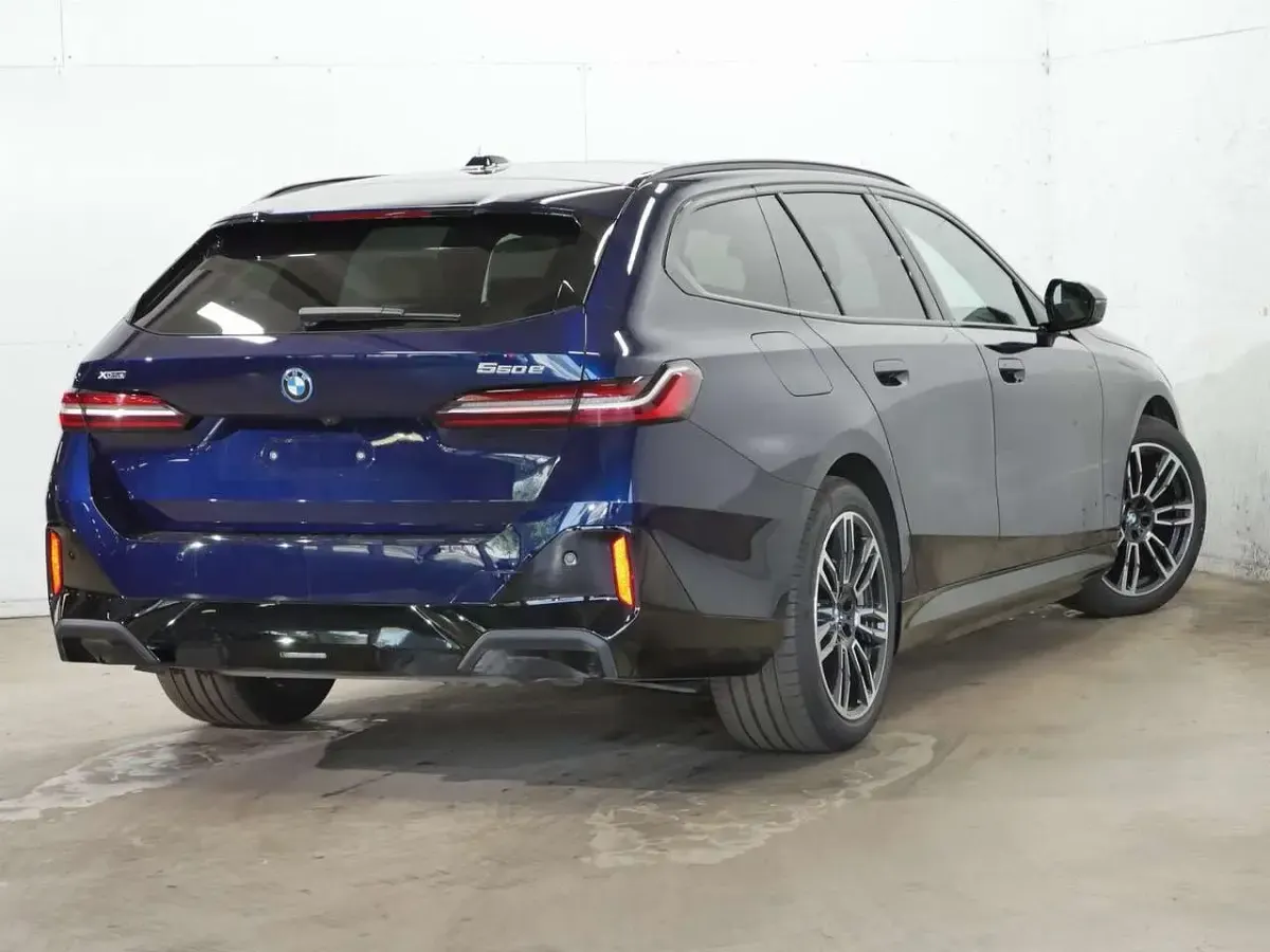 Gebraucht BMW 550e M Sport 313 PS (230 kW) 2025 Tansanitblau ii metallic Kombi
