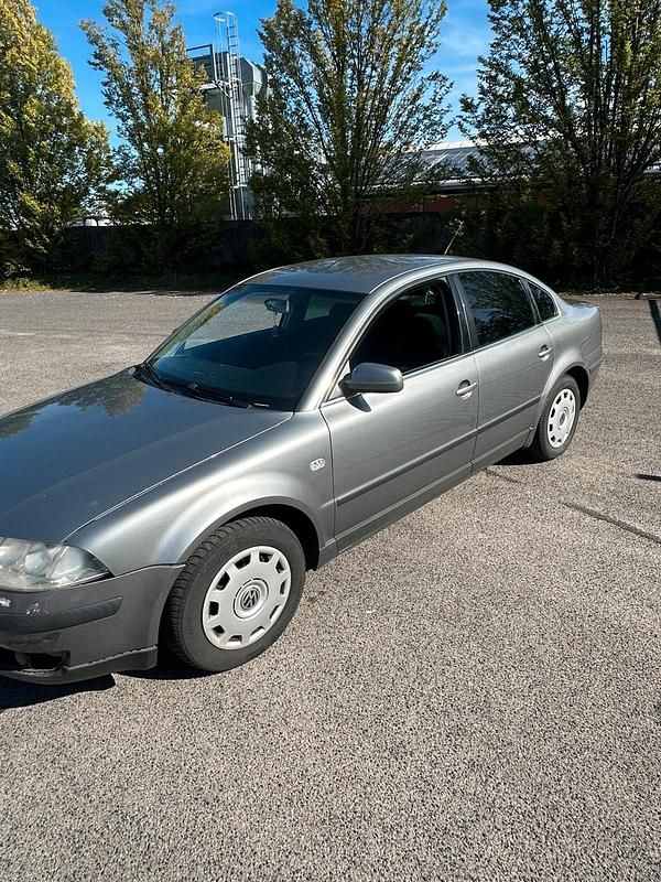 Grau Gebraucht 2003 VW Passat Limousine | 750 € (Superpreis) - Bild 1/4