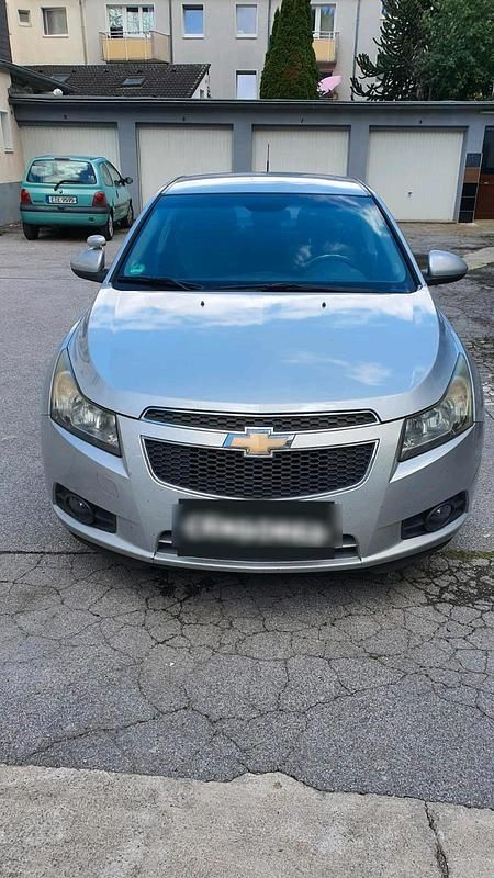 Silber Gebraucht 2011 Chevrolet Cruze Limousine | 4.700 € (Etwas zu teuer) - Bild 1/4