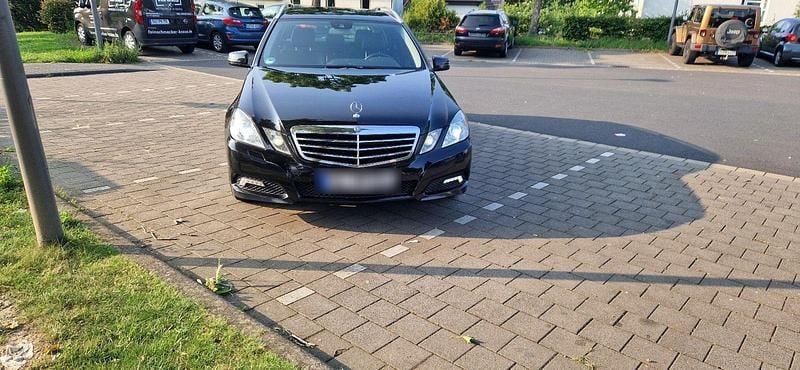 Schwarz Gebraucht 2010 Mercedes E350 Kombi | 9.300 € (Guter Preis) - Bild 1/4