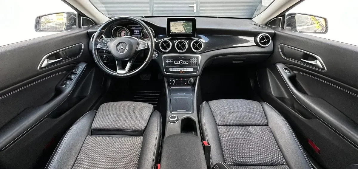 Gebraucht Mercedes CLA180 Shooting Brake 122 PS (89 kW) 2018 Schwarz Kombi