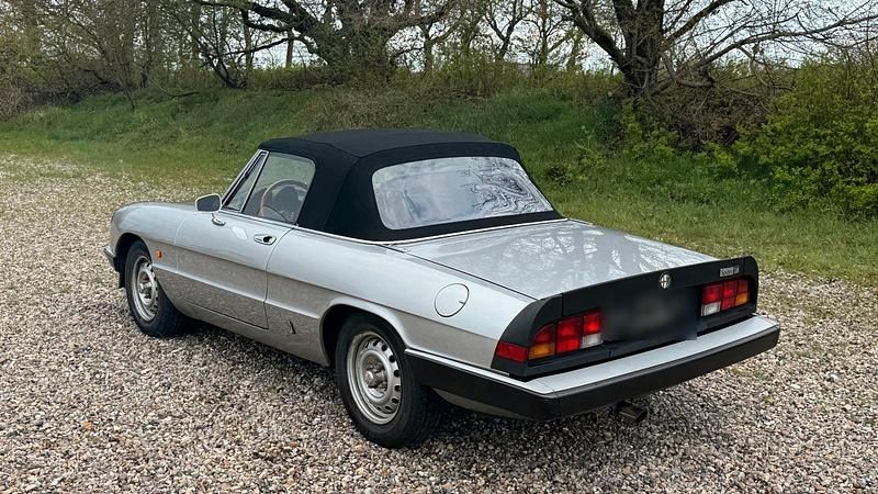 Gebraucht Alfa Romeo Spider 103 PS (75 kW) 1984 Silber Cabrio