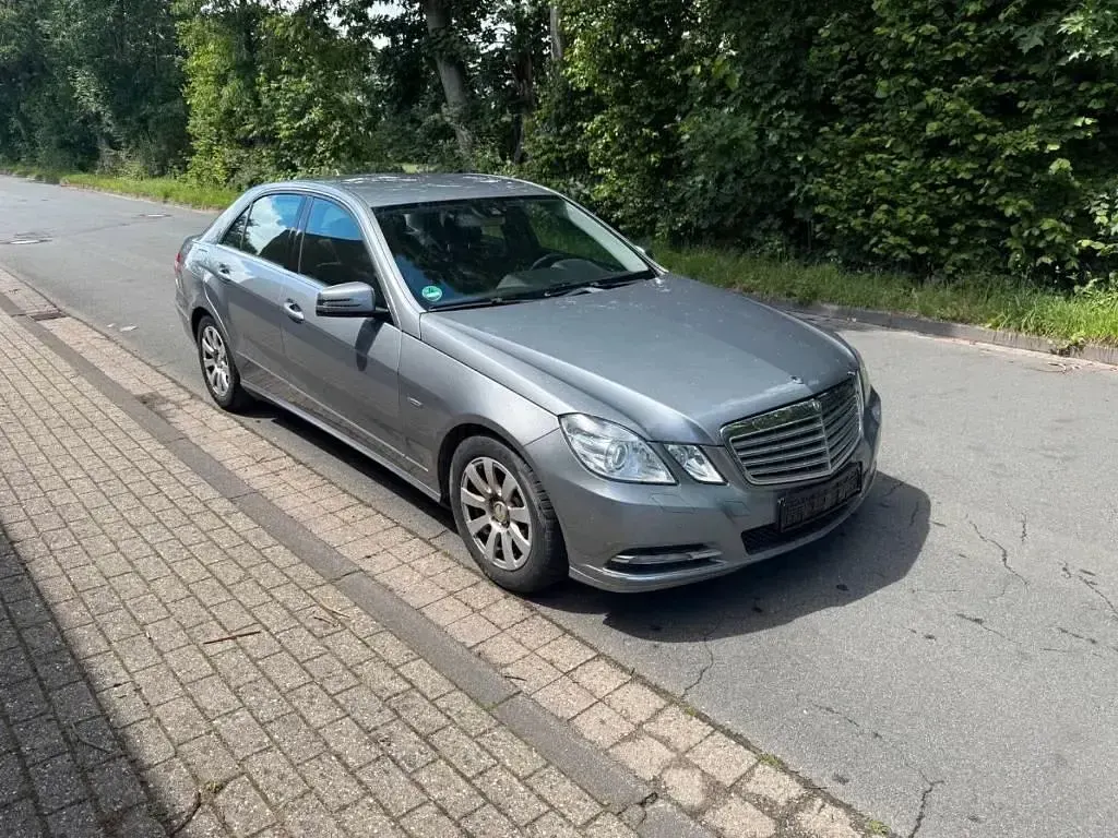 Gebraucht Mercedes E200 136 PS (100 kW) 2011 Grau Limousine
