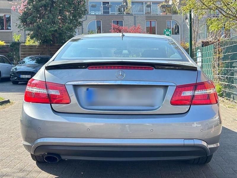 Grau Gebraucht 2011 Mercedes E250 AMG line Coupé | 11.000 € (Fairer Preis) - Bild 1/4