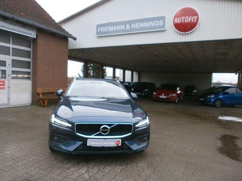 Blau Gebraucht 2021 Volvo V60 Momentum Kombi | 22.790 € (Guter Preis) - Bild 1/4