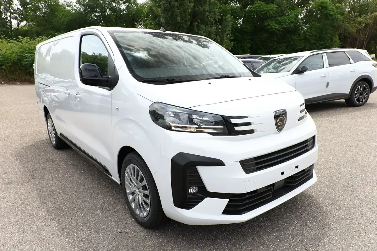 Neu Peugeot Expert Style 180 PS (132 kW) 2026 Weiss Van