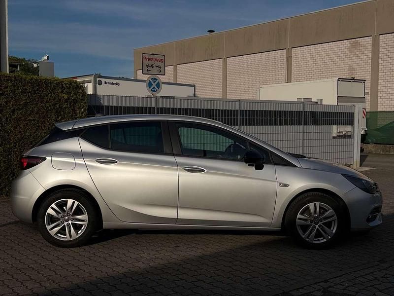 Gebraucht Opel Astra Edition 110 PS (80 kW) 2021 Argon silber/ice silver (m2) Kleinwagen