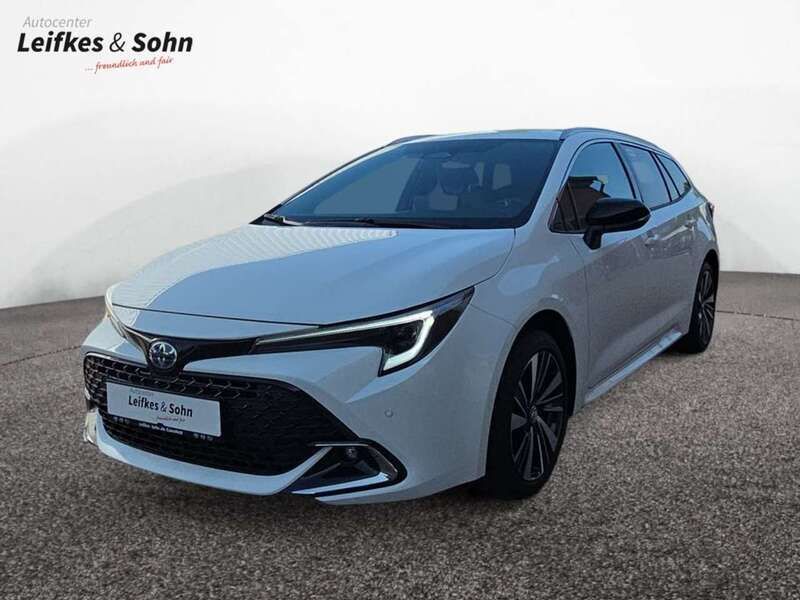 Hell weiß metallic Neu 2025 Toyota Corolla Kombi | 37.900 € - Bild 1/4