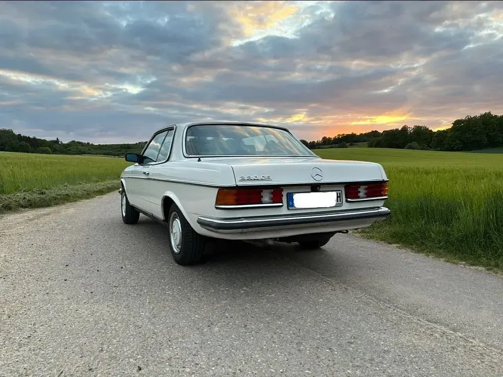 Gebraucht Mercedes 230 136 PS (100 kW) 1982 Weiß Coupé