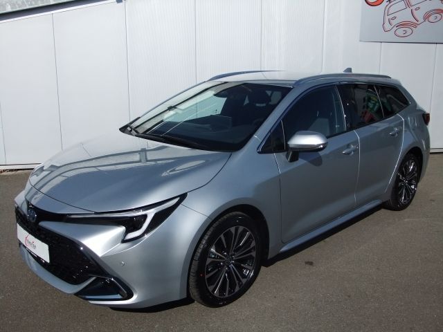 Silber Gebraucht 2024 Toyota Corolla Team Limousine | 29.990 € (Teuer) - Bild 1/4