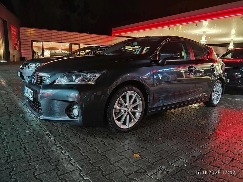 Grau Gebraucht 2011 Lexus CT200h Kleinwagen | 13.500 € (Teuer) - Bild 1/1
