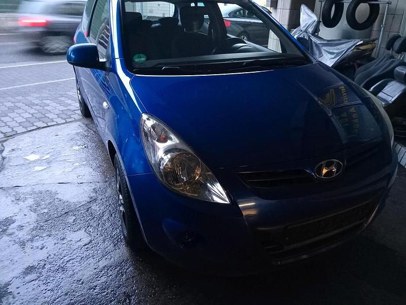 Gebraucht Hyundai i20 77 PS (56 kW) 2011 Blau Kleinwagen