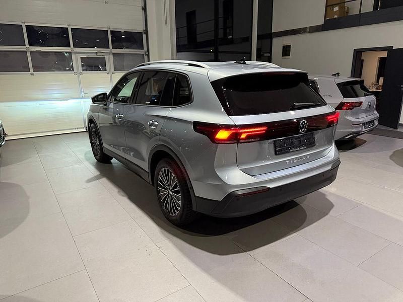 Gebraucht VW Tiguan 150 PS (110 kW) 2024 Silber SUV