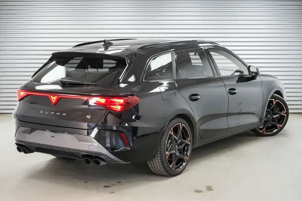 Gebraucht Cupra Leon VZ 333 PS (244 kW) 2025 Midnight black Kombi