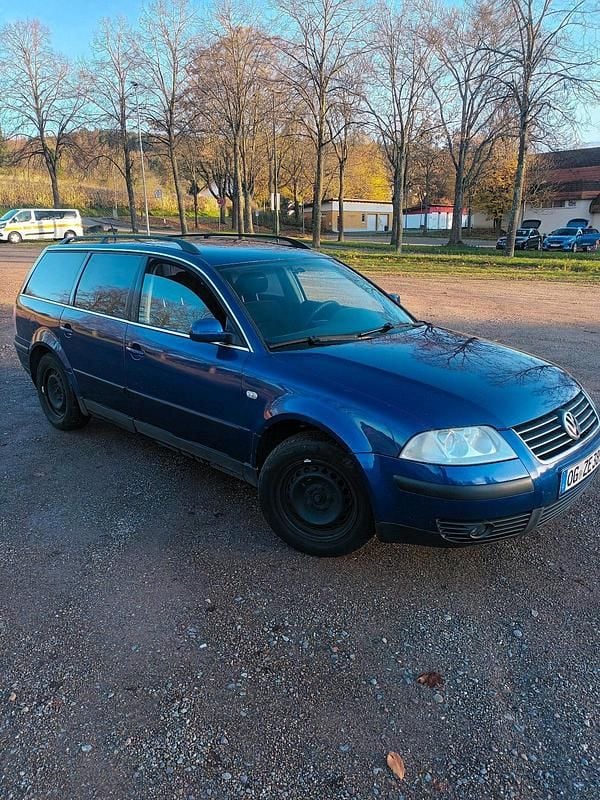 Blau Gebraucht 2003 VW Passat Kombi | 900 € (Superpreis) - Bild 1/4