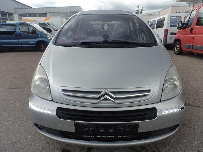Grau Gebraucht 2005 Citroën Xsara Picasso Exclusive Van / Kleinbus | 2.599 € (Etwas zu teuer) - Bild 1/4