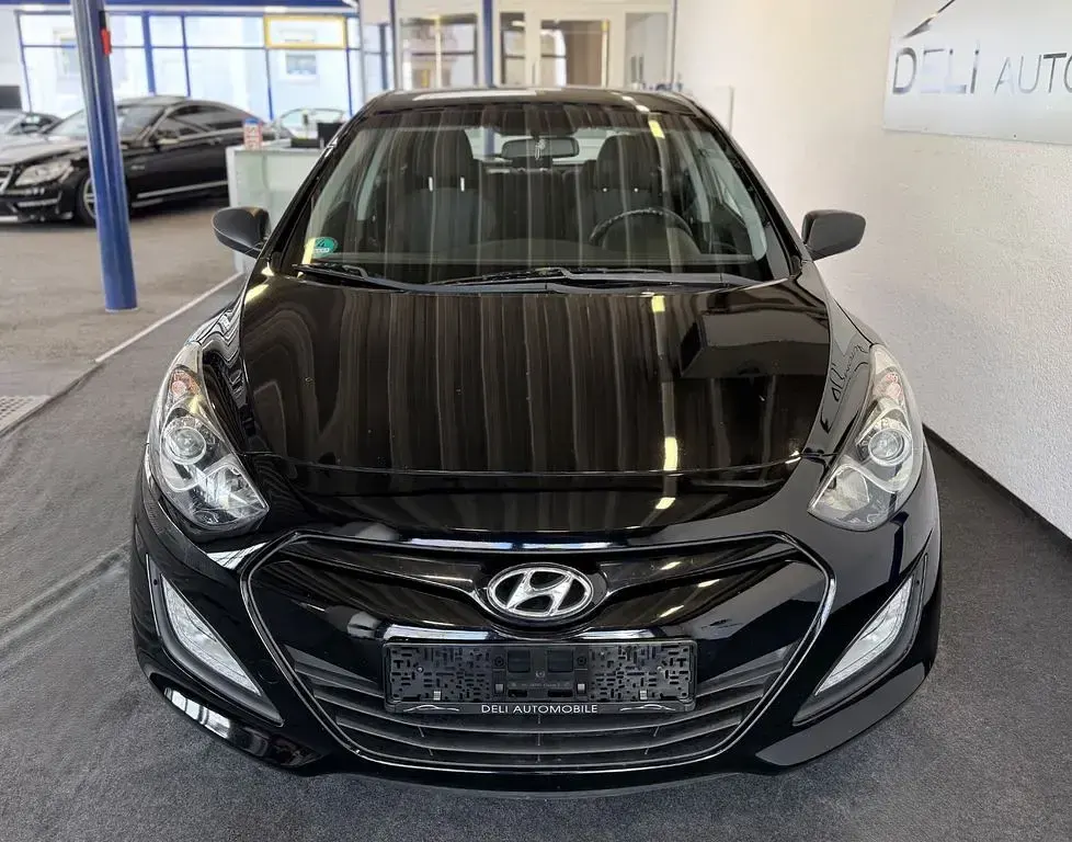 Gebraucht Hyundai i30 Edition 99 PS (72 kW) 2013 Schwarz Limousine