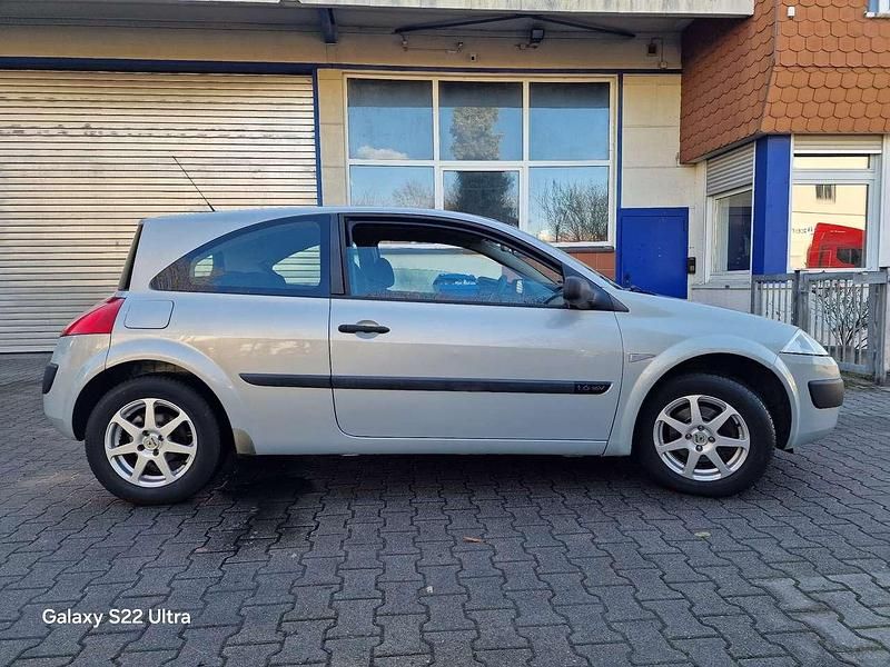 Gebraucht Renault Mégane II 113 PS (83 kW) 2003 Sternsilbermetallic Limousine