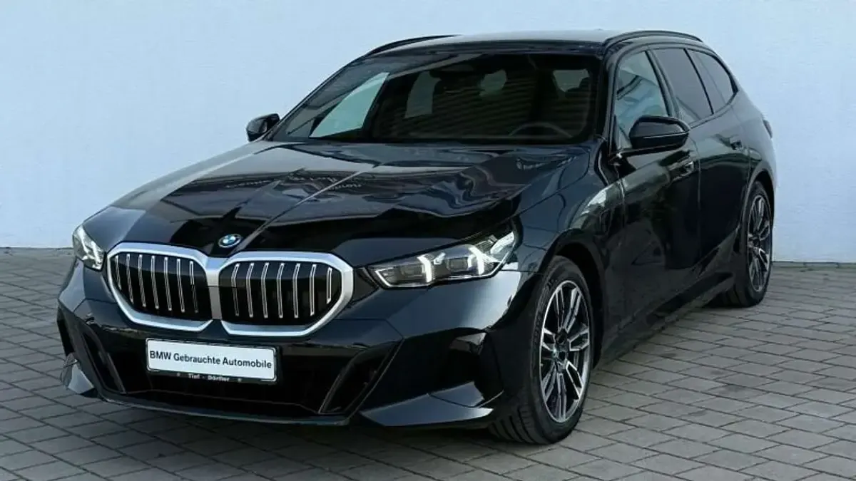 Gebraucht BMW 550e M Sport 313 PS (230 kW) 2025 Saphrischwarz met. Kombi