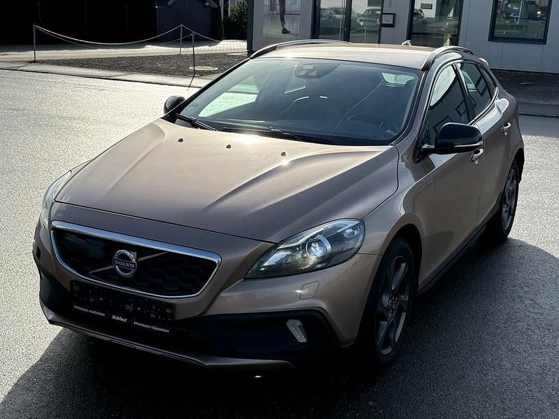 Braun Gebraucht 2014 Volvo V40 CC You! Kombi | 7.950 € (Fairer Preis) - Bild 1/4