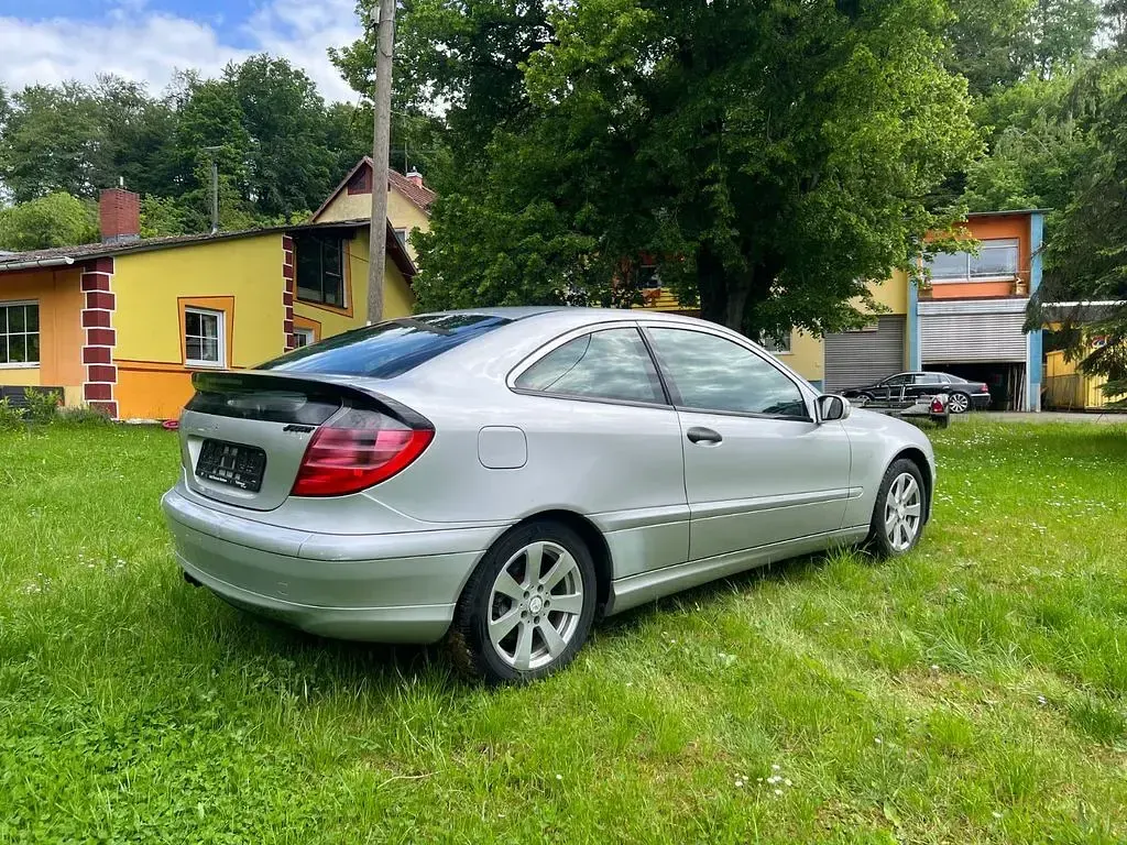 Gebraucht Mercedes C180 130 PS (95 kW) 2002 Silber Coupé