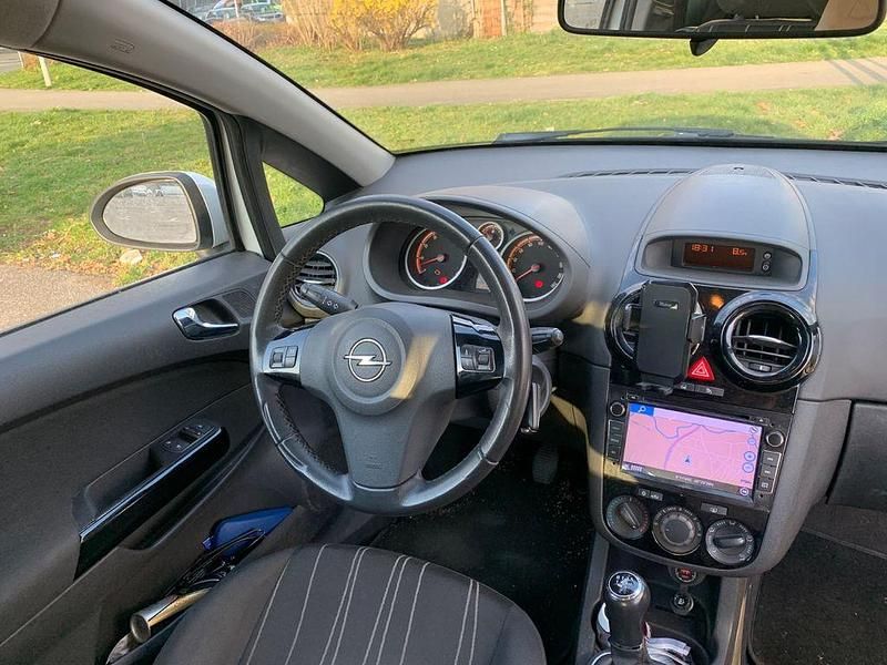 Gebraucht Opel Corsa Color Edition 75 PS (55 kW) 2010 Weiß Kleinwagen